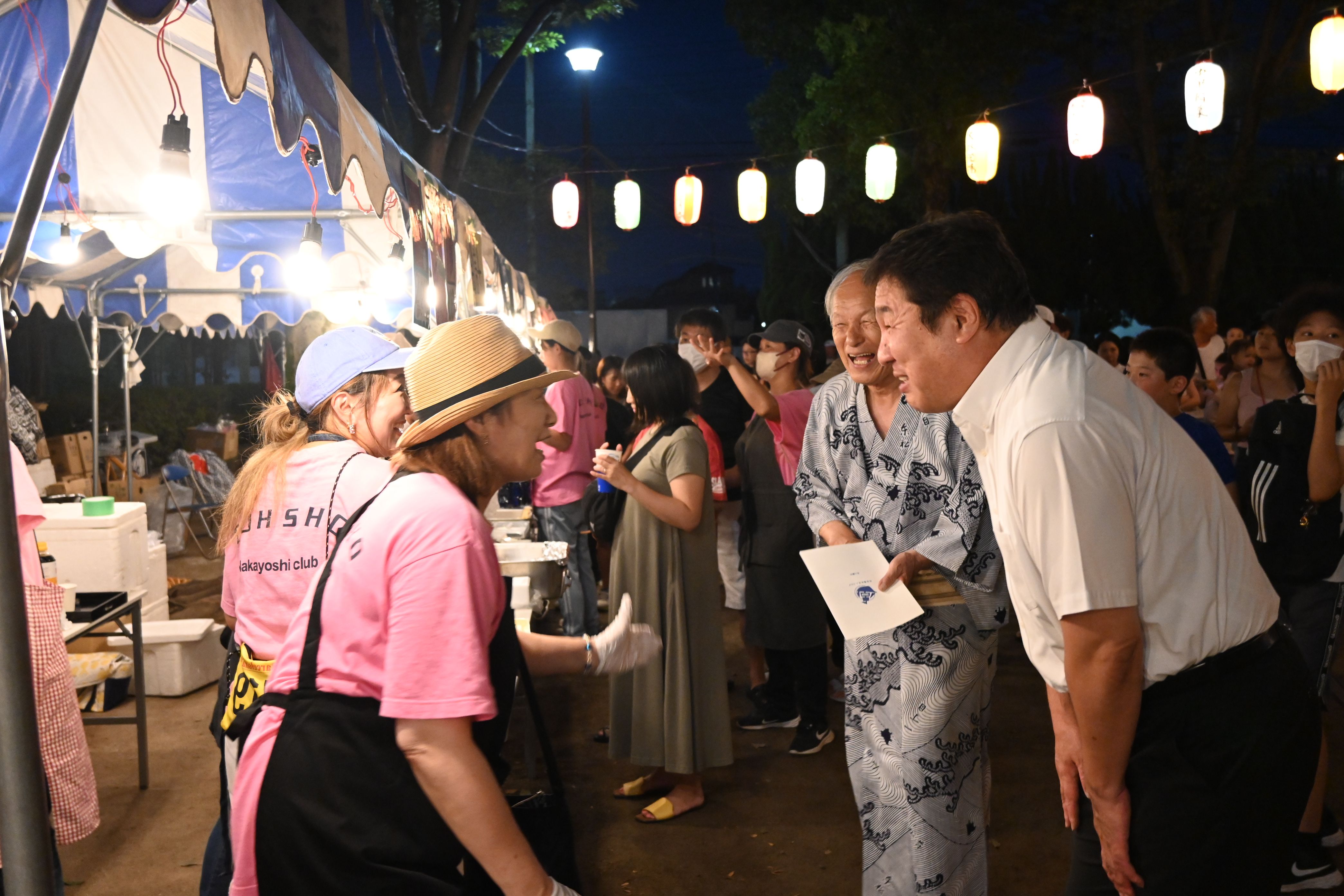 盆踊り関係者と会話する区長