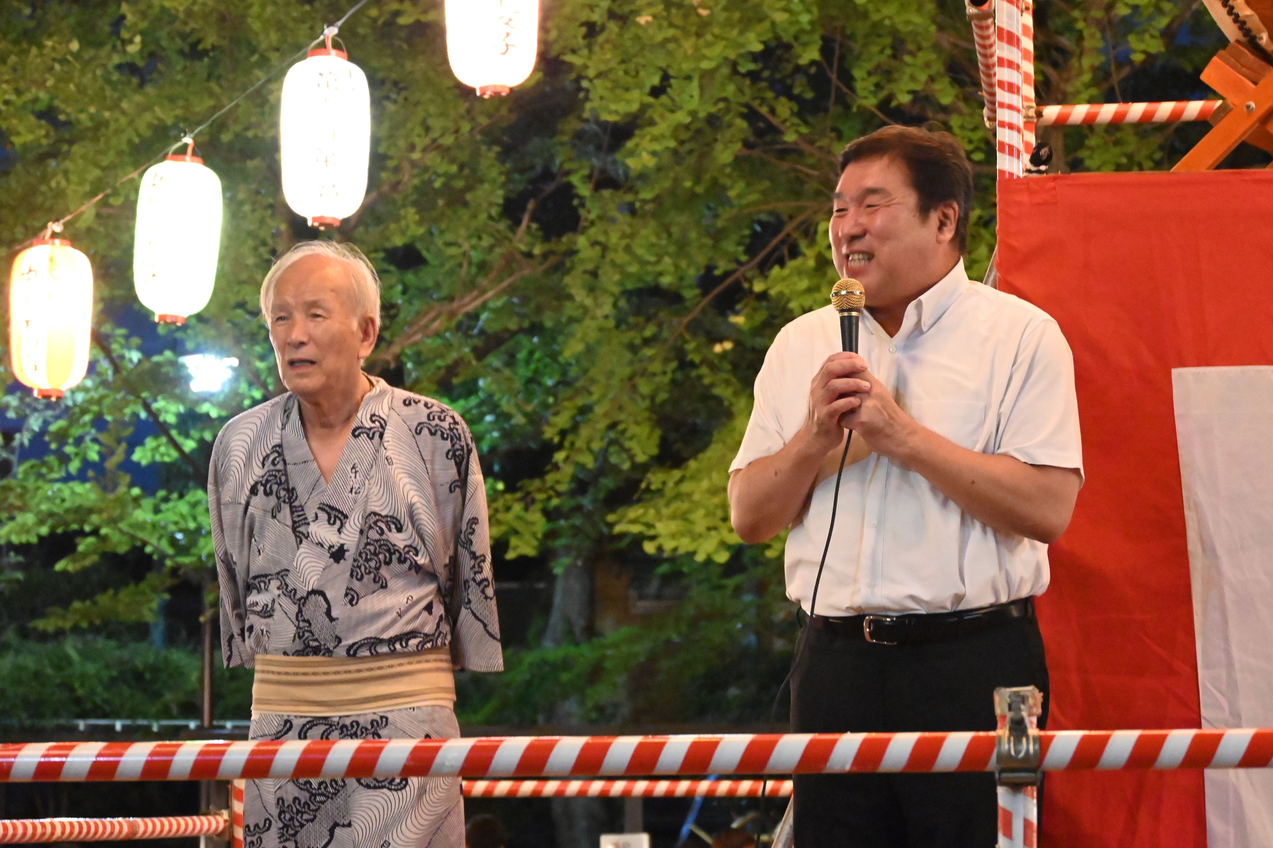 盆踊り会場で挨拶を行う区長