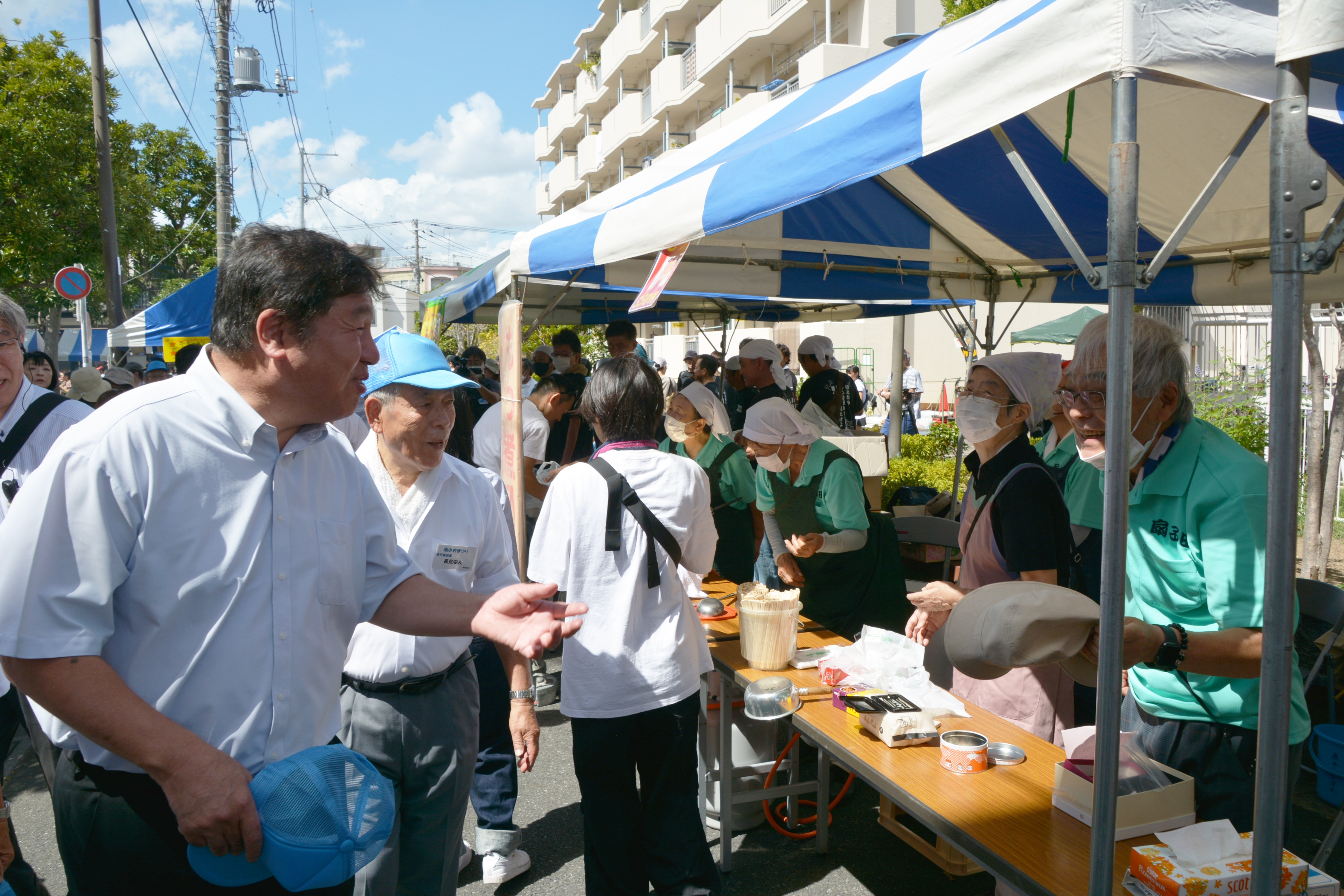 出店のスタッフと話をする斉藤区長