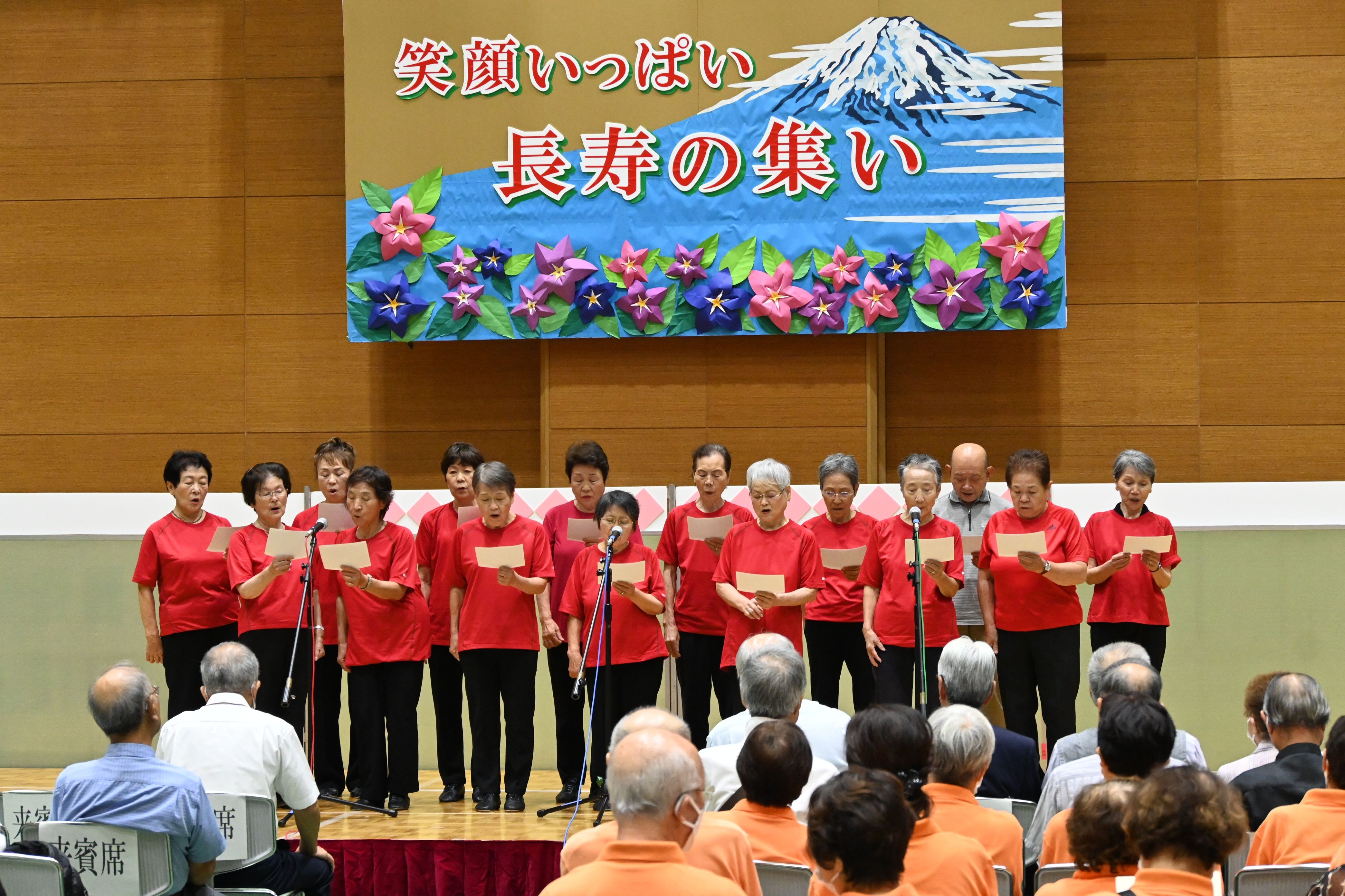 ステージで披露する熟年者の皆さま