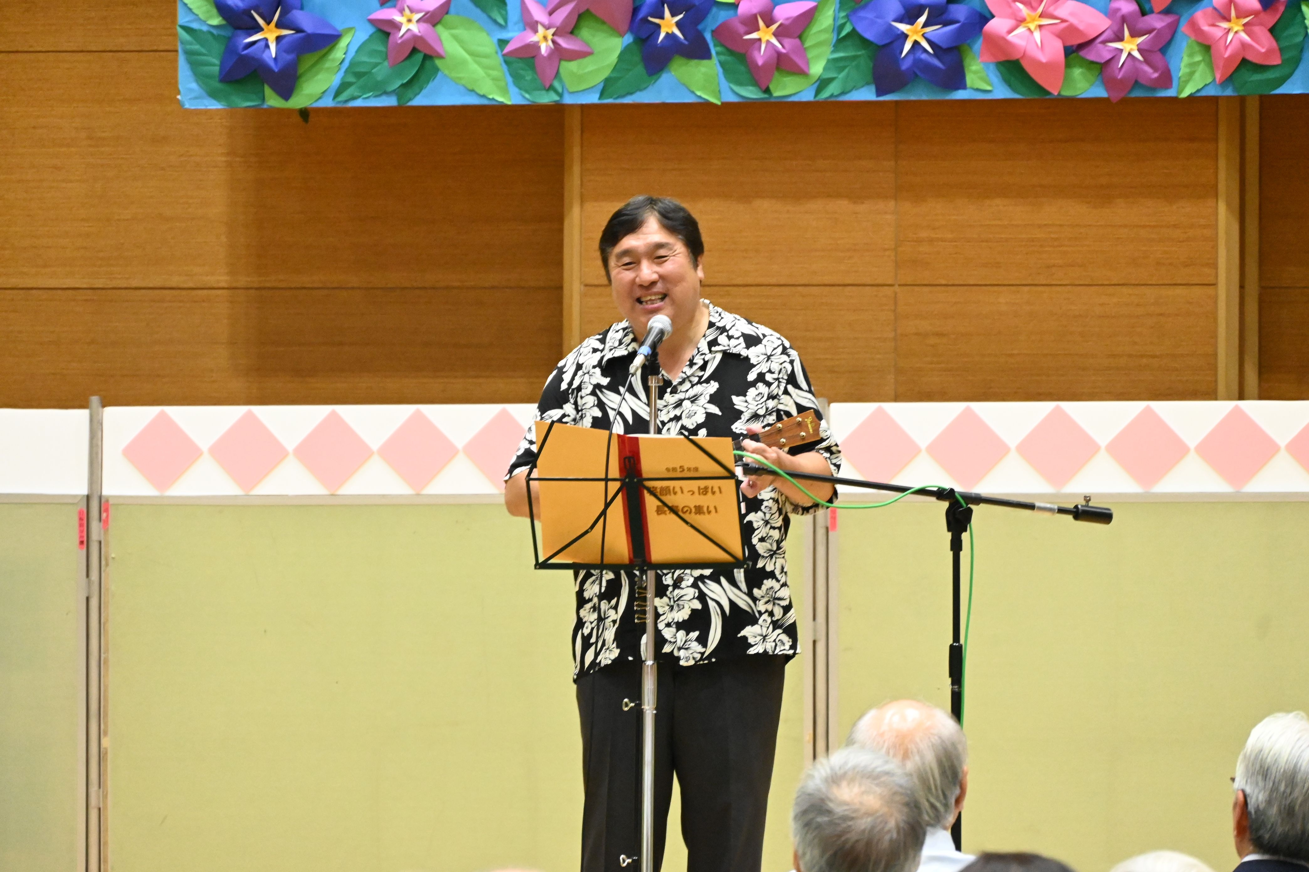 別会場でもウクレレを披露する斉藤区長