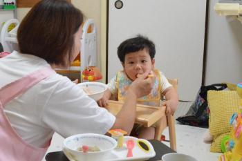 給食を食べさせる保育ママ