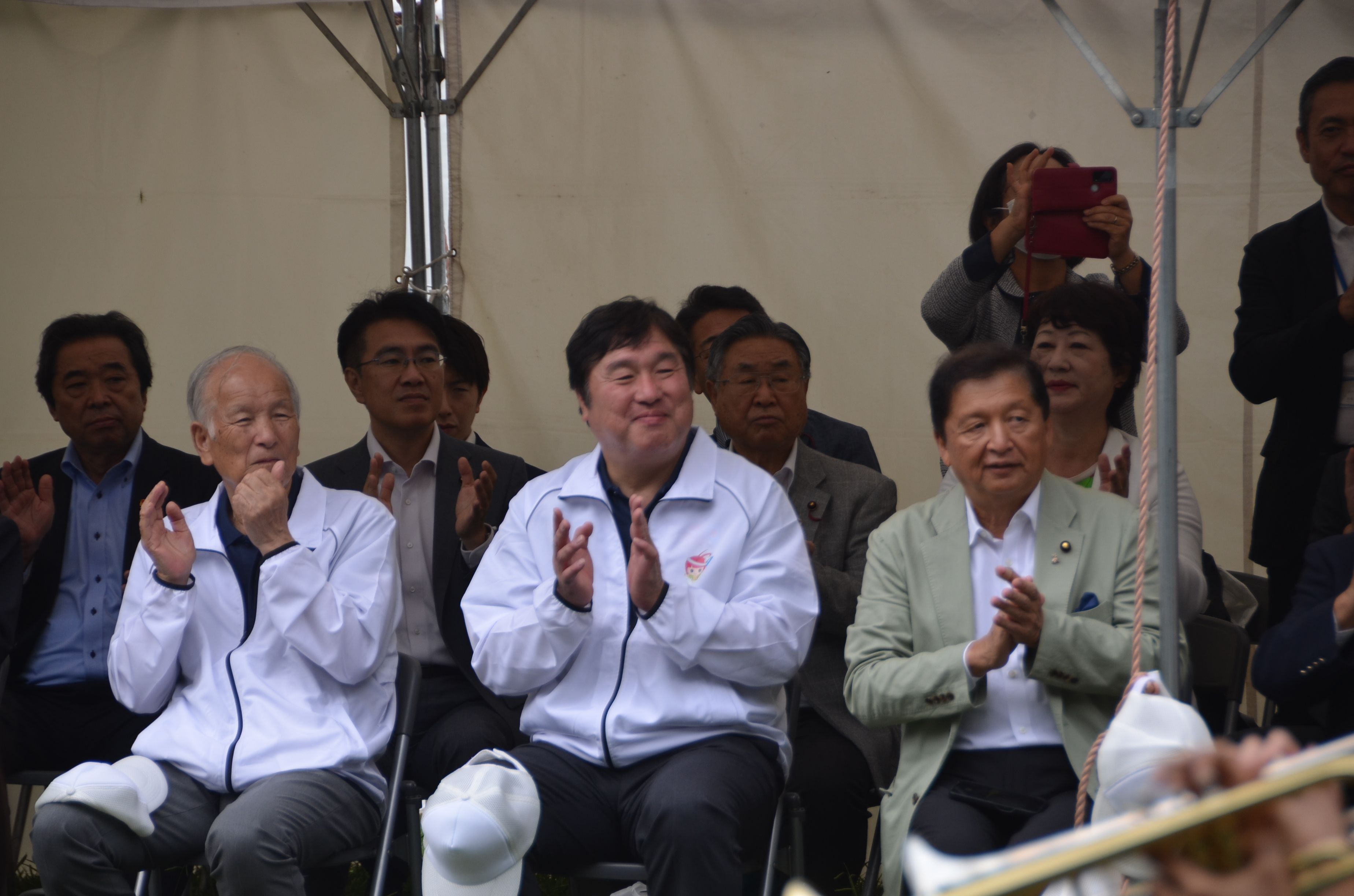 パレードを観賞する斉藤区長