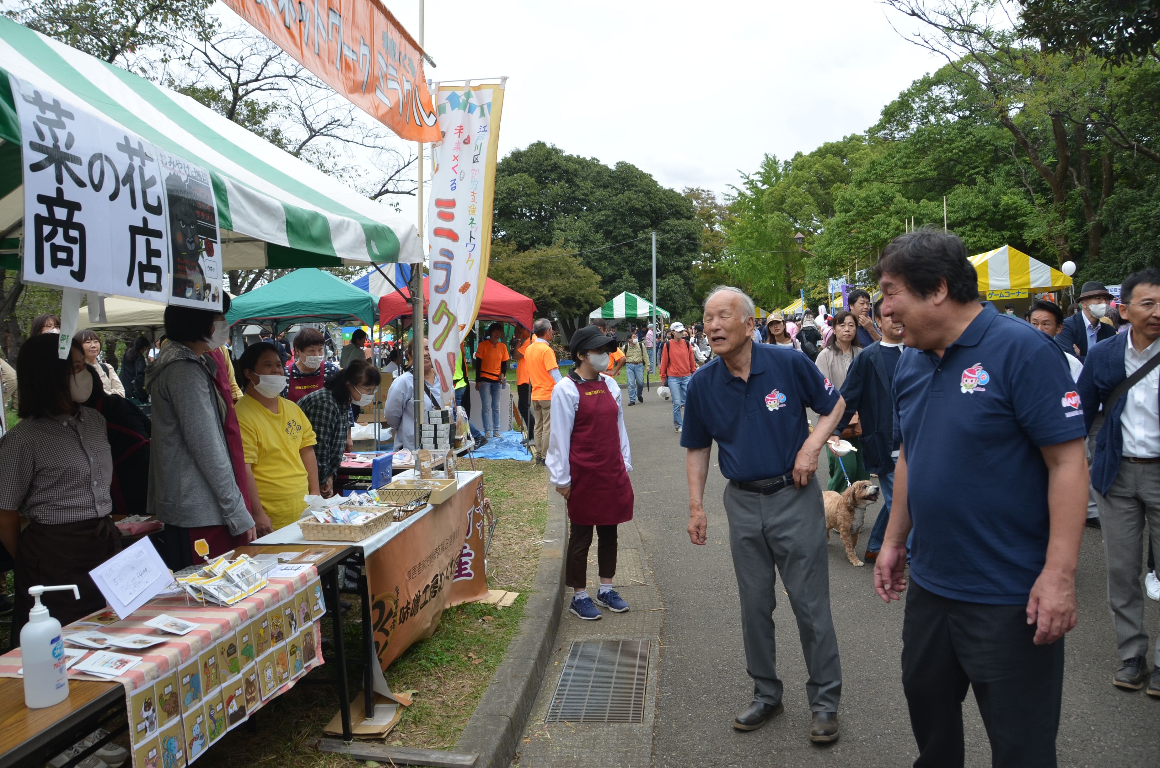 模擬店を見て回る斉藤区長