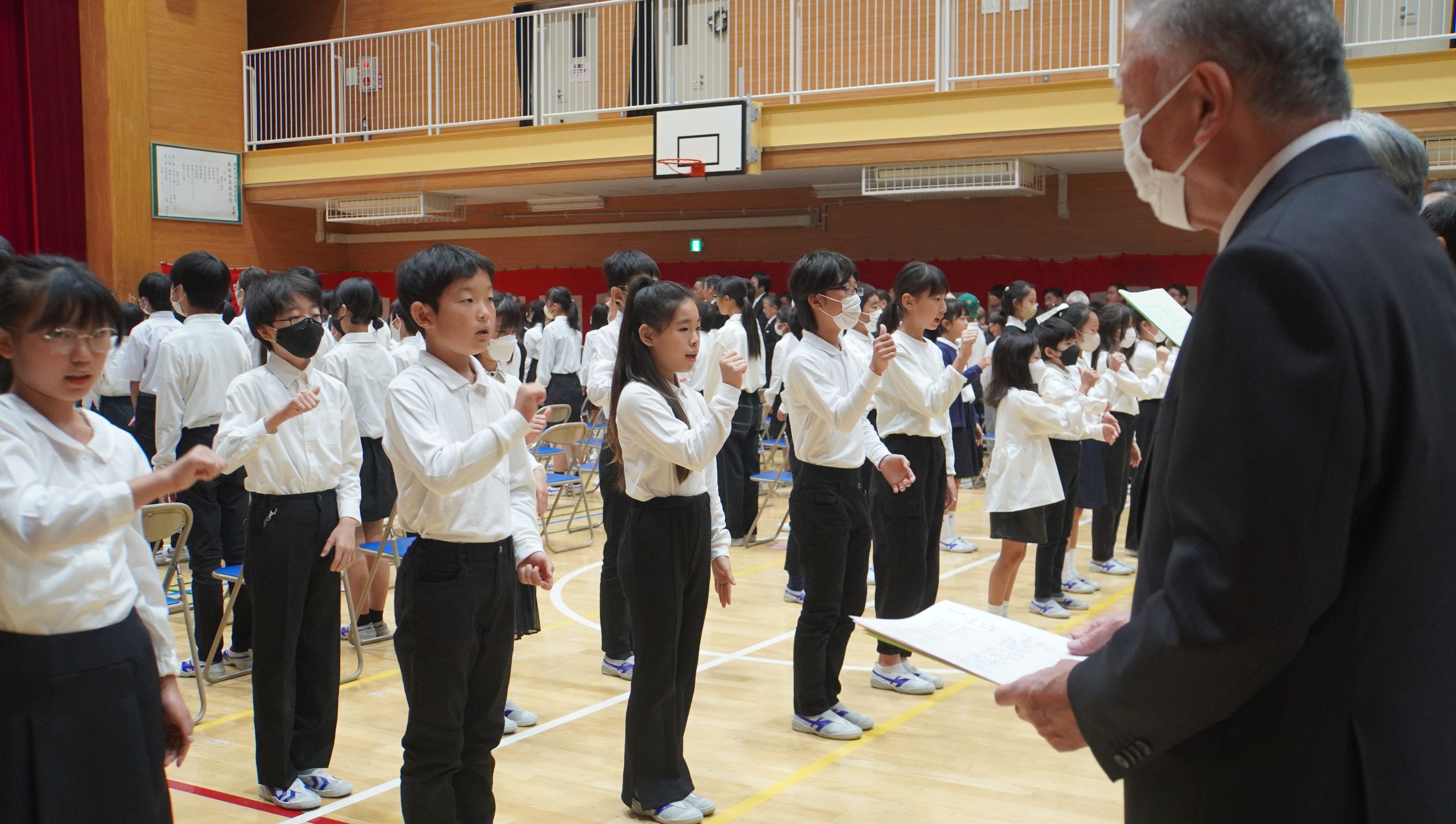 校歌に合わせて手話を披露する5年生の子どもたち