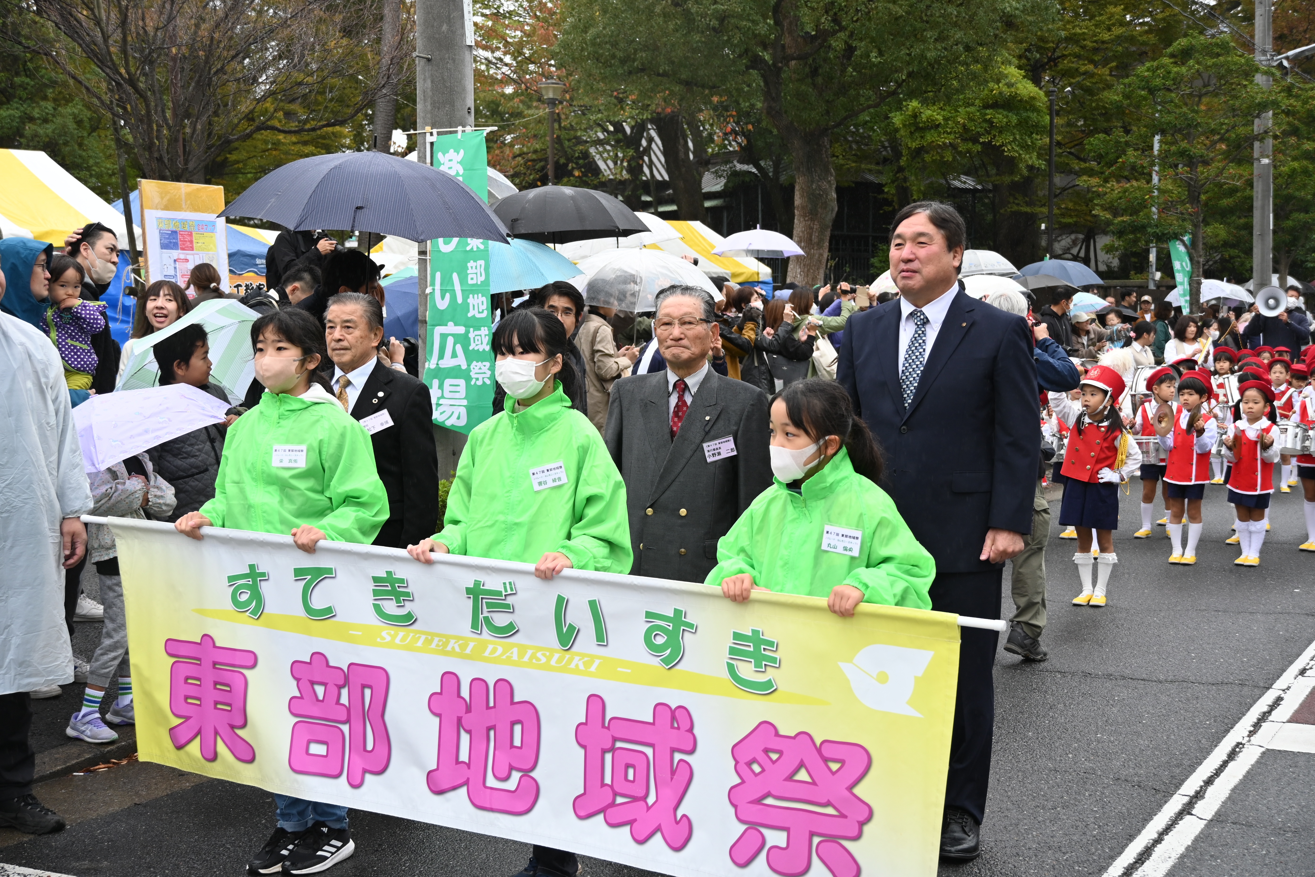 パレードに参加する区長