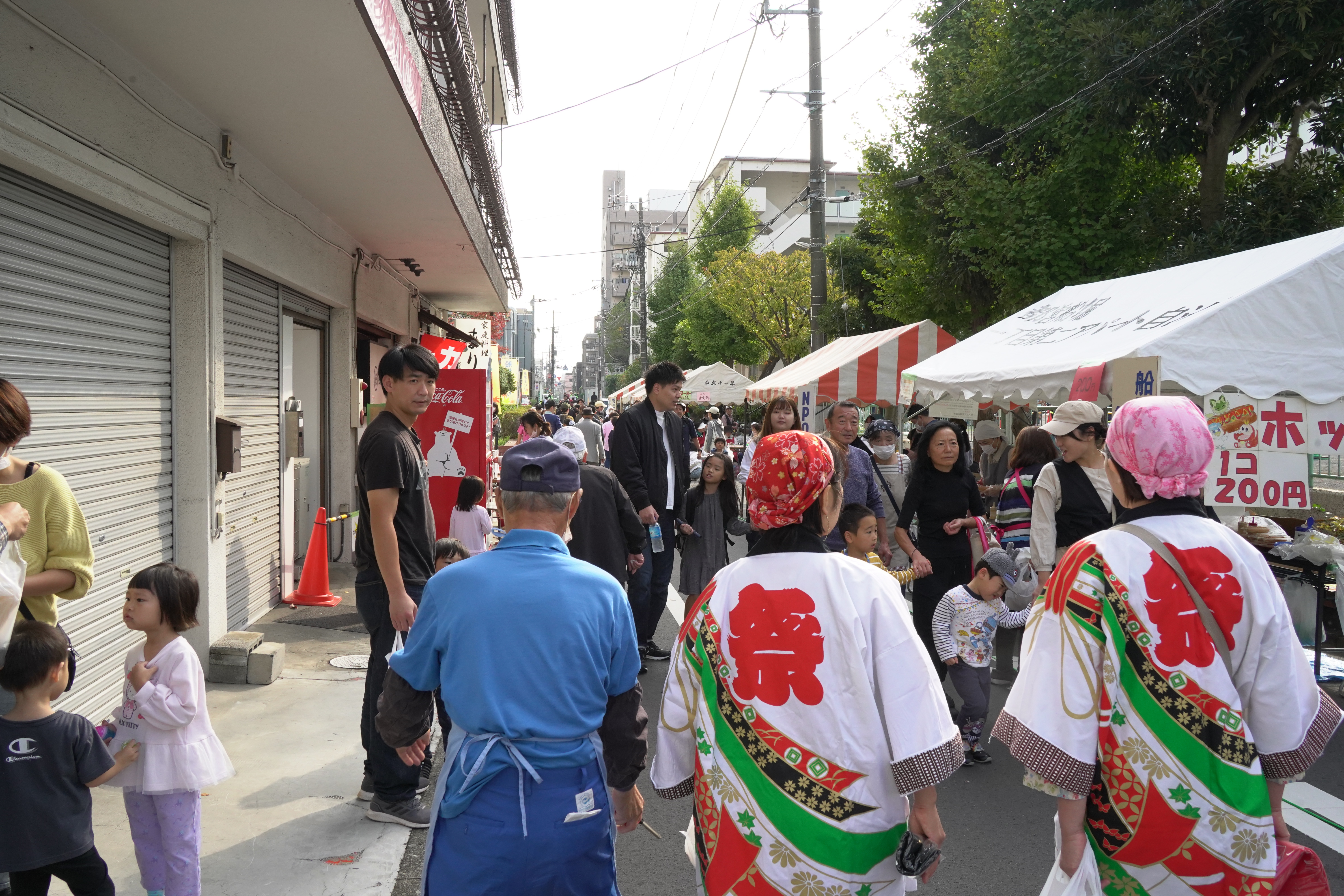 出店の並ぶ会場