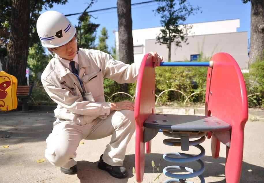 職員が公園の遊具を点検している様子