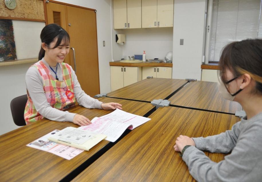 職員が相談を受けている様子