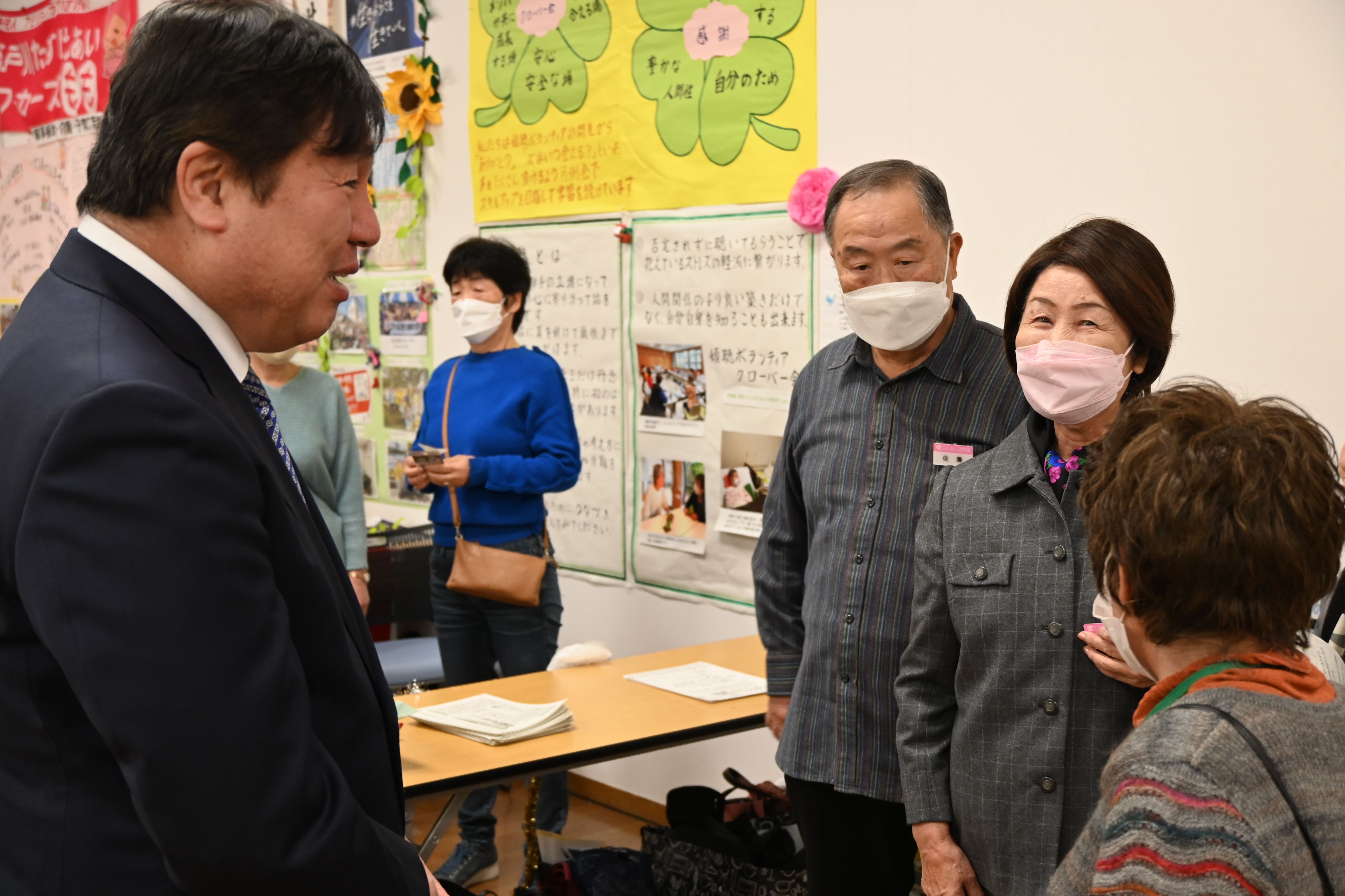 参加者の皆さんと話をする斉藤区長