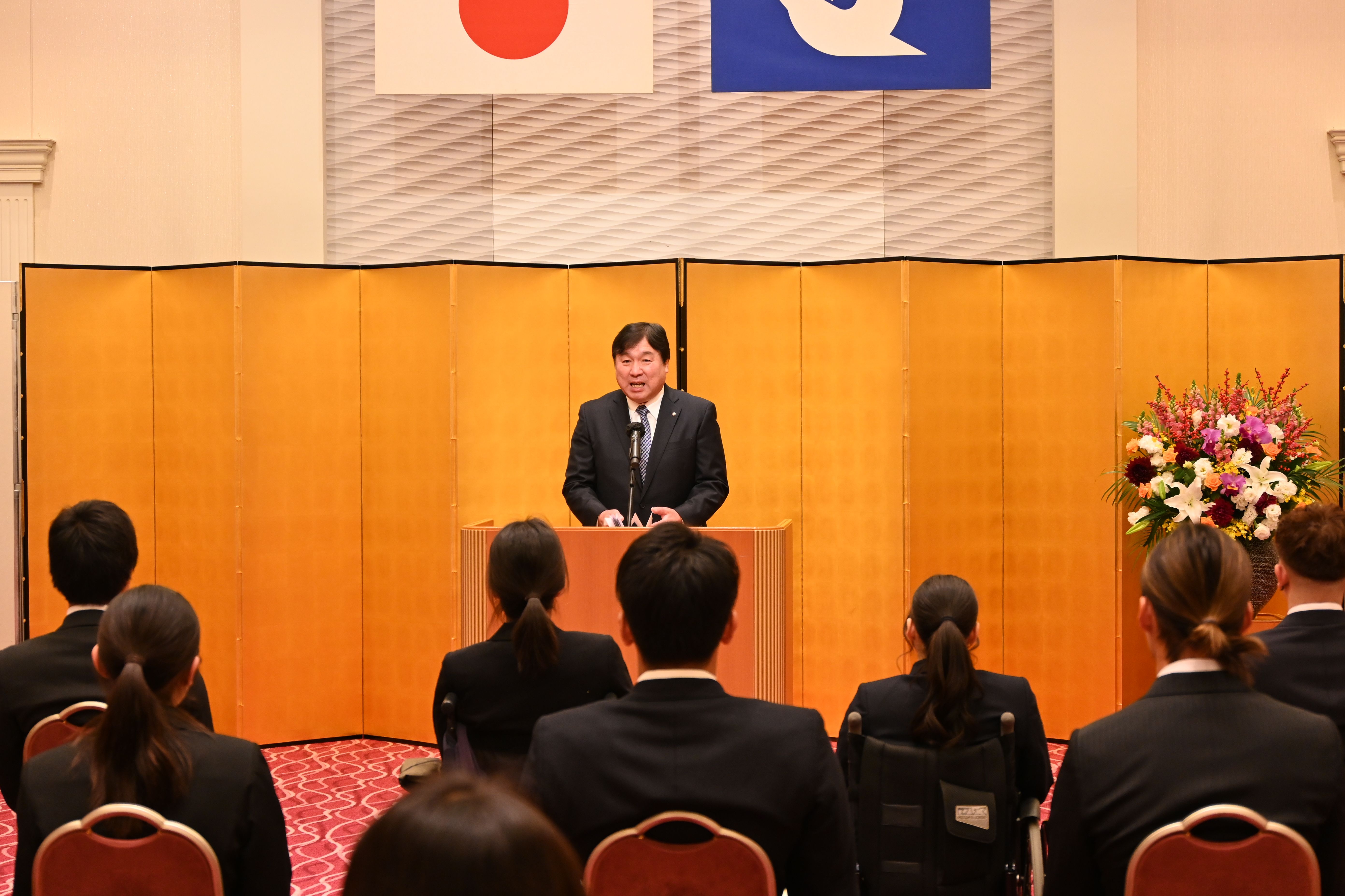 式典で挨拶をする斉藤区長
