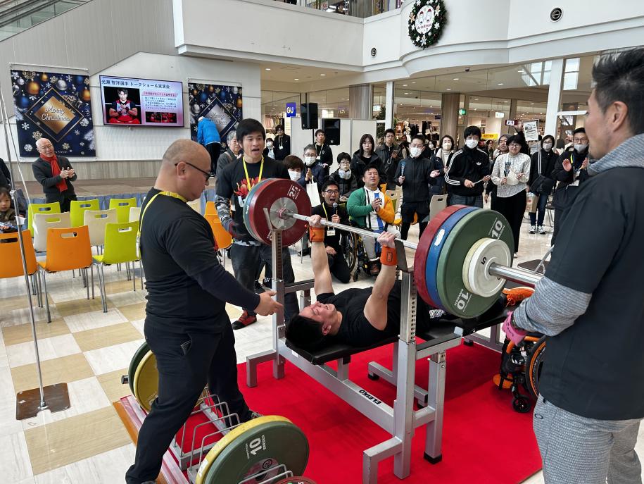 パラパワーリフティング体験の様子