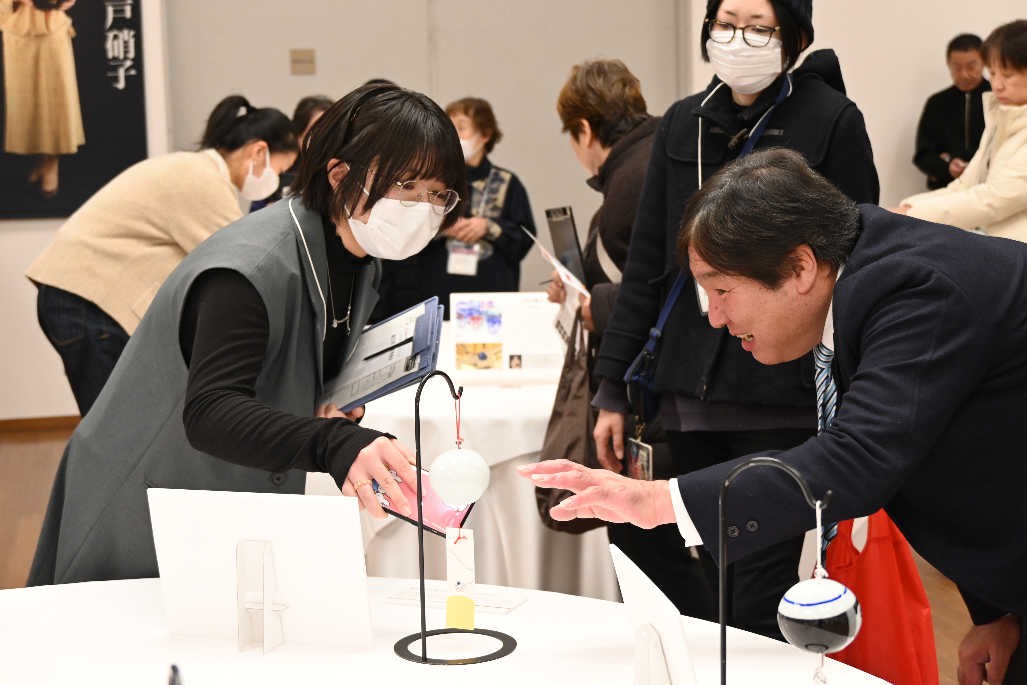 江戸風鈴の説明を受ける区長