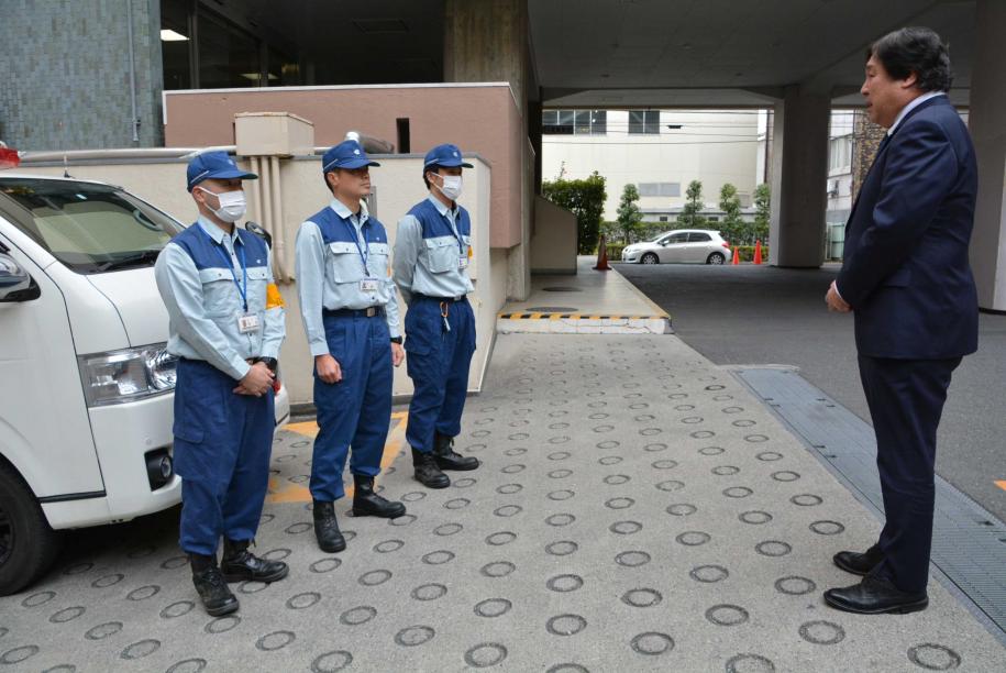 七尾市へ支援物資を届けに向かう職員を激励する斉藤区長