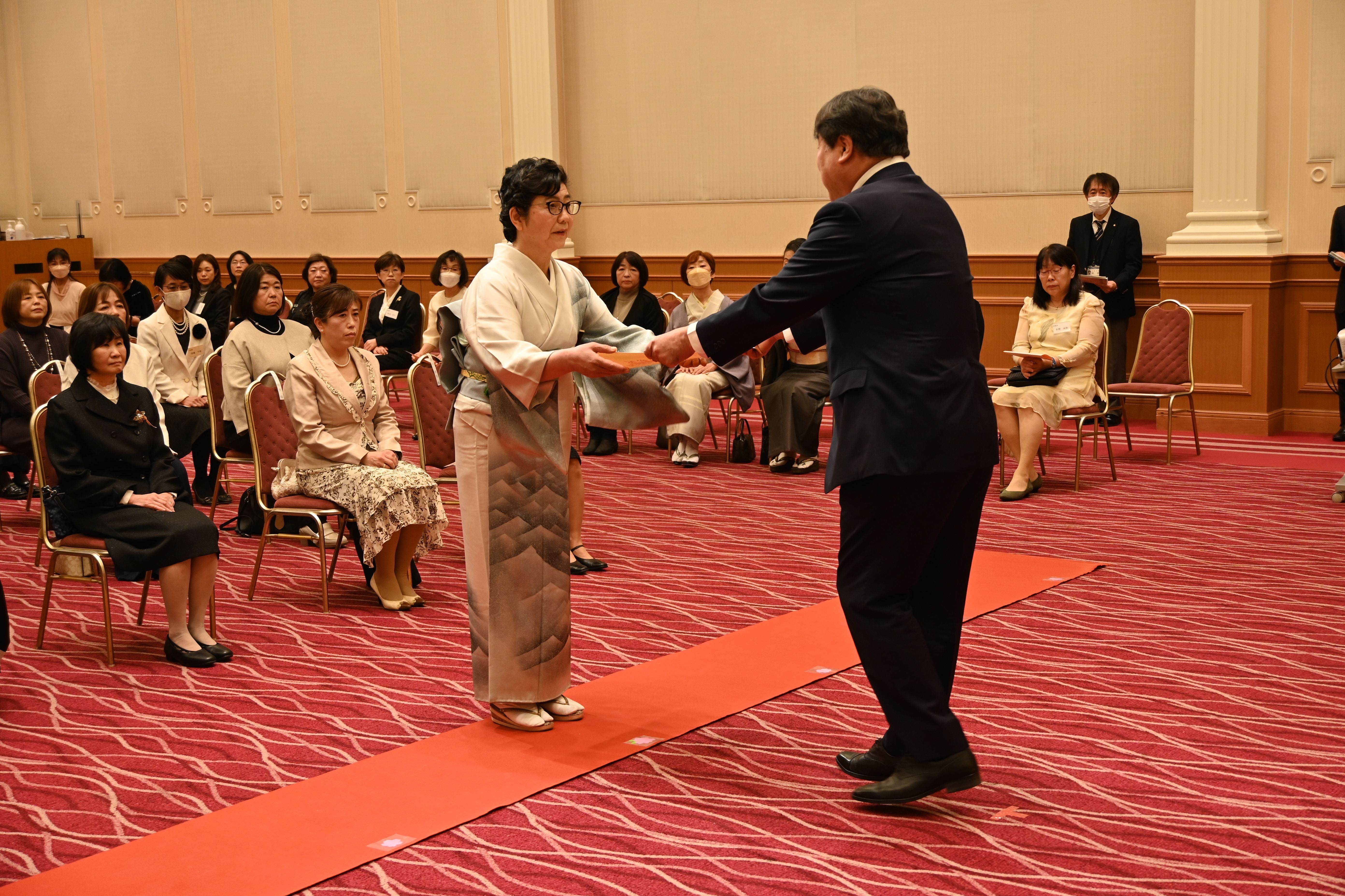 保育ママを表彰する区長