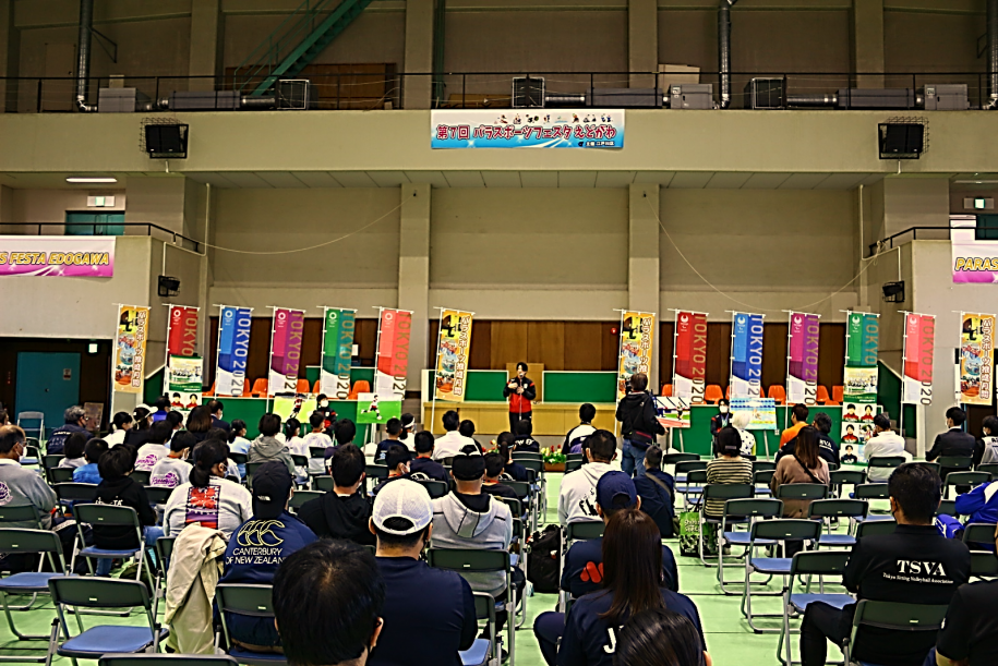 開会式で客席に座る来場者とスピーチをするデフアスリート