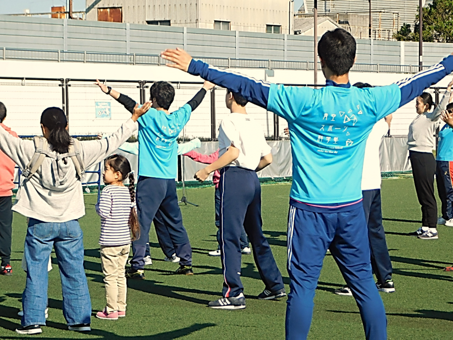 わくわく運動教室に参加し、準備体操する参加者たち