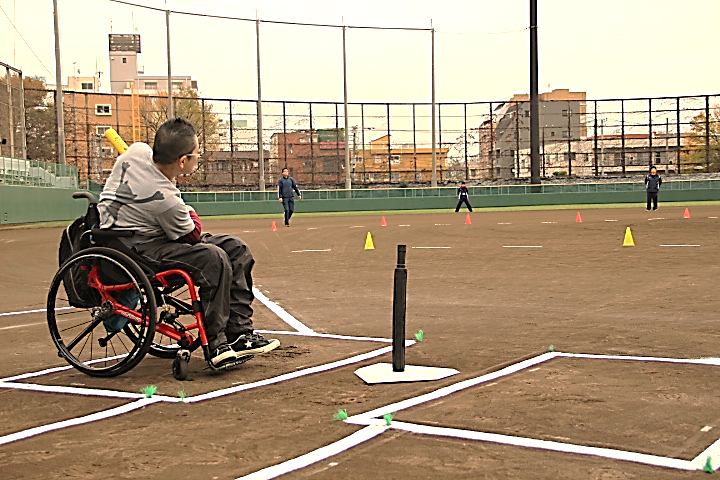 デュランタベースボールを体験する車いす利用者