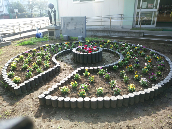 写真　平井西小学校の花壇