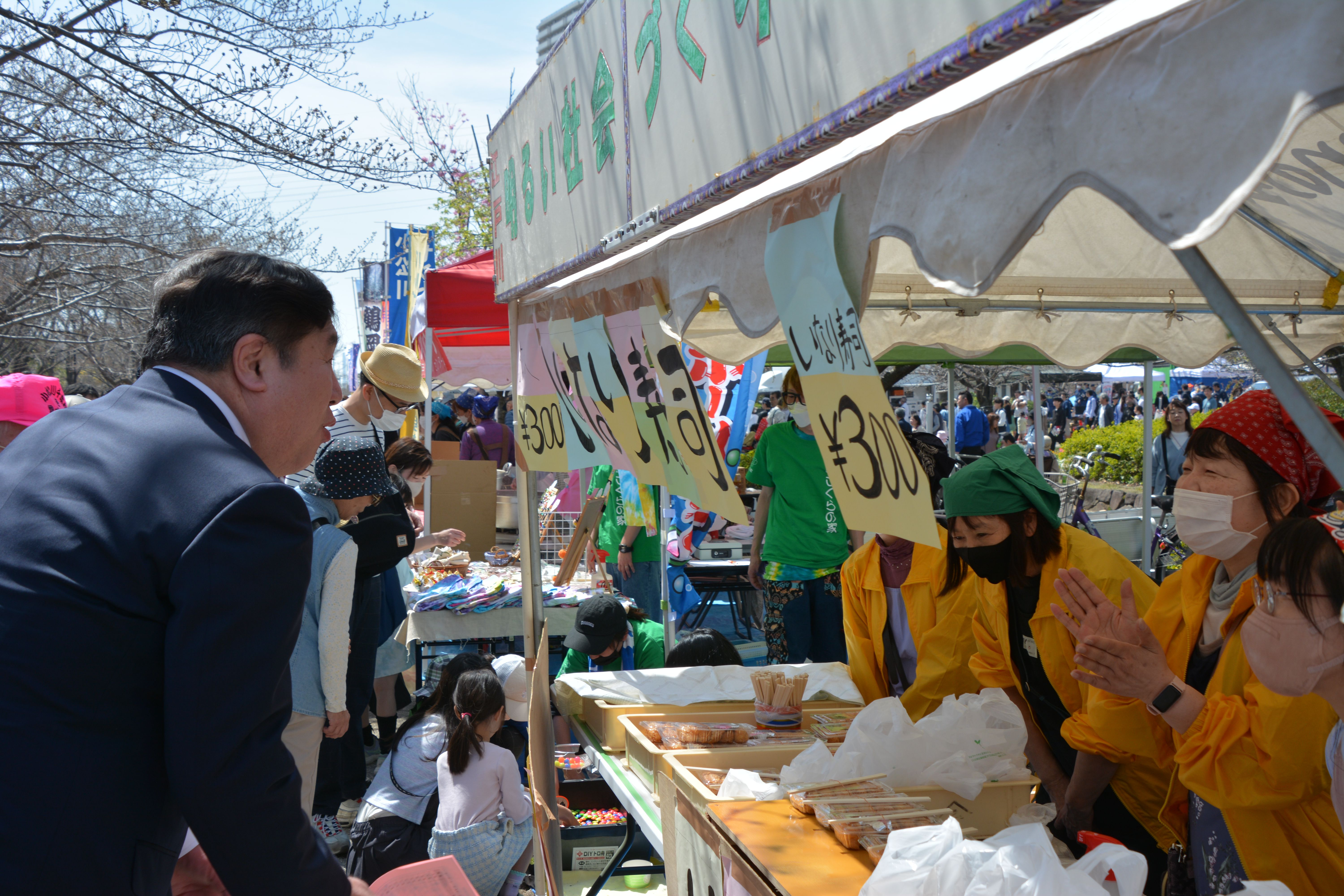 にぎわう出店