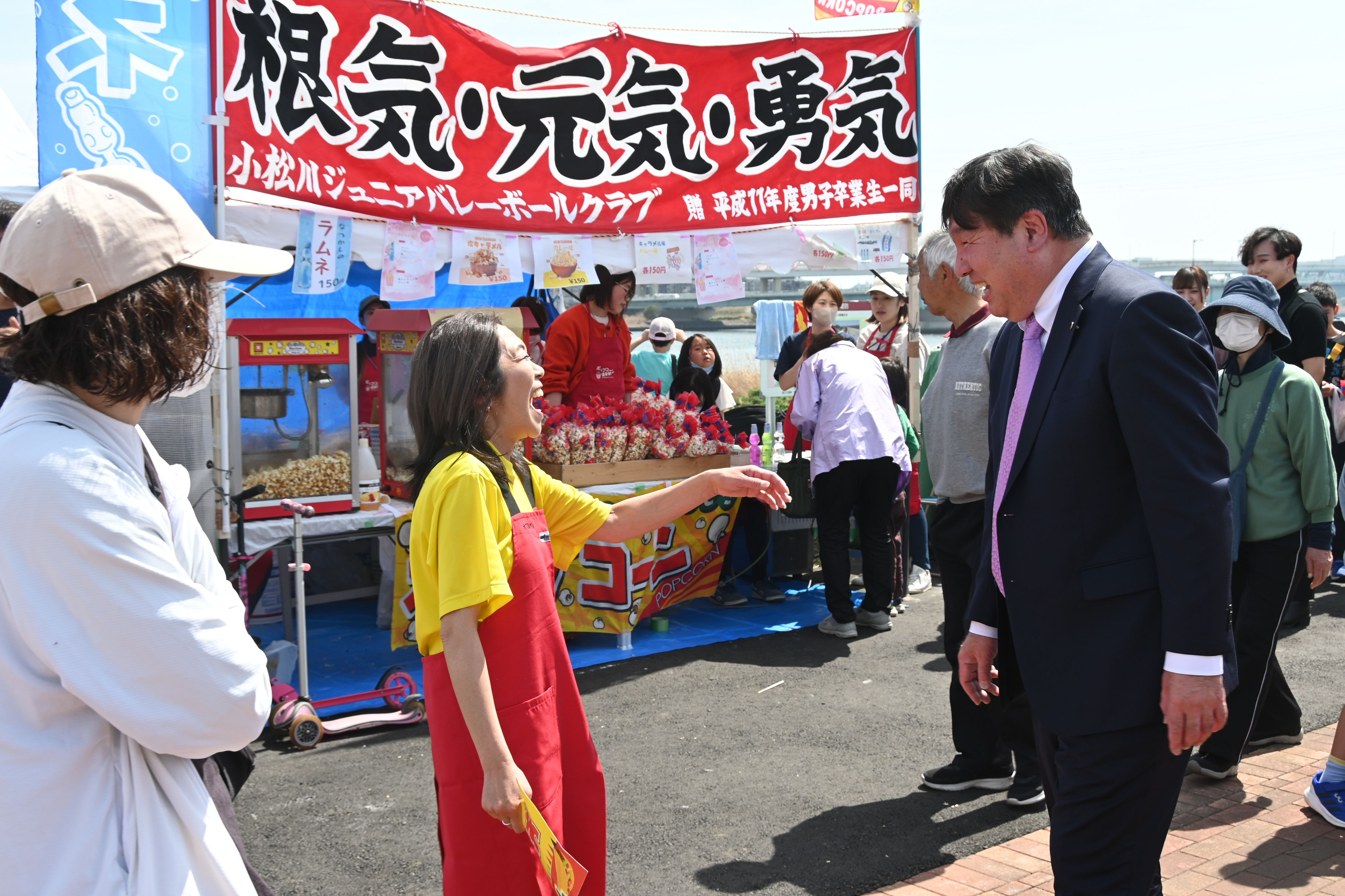 出店前で調理スタッフと談笑する区長