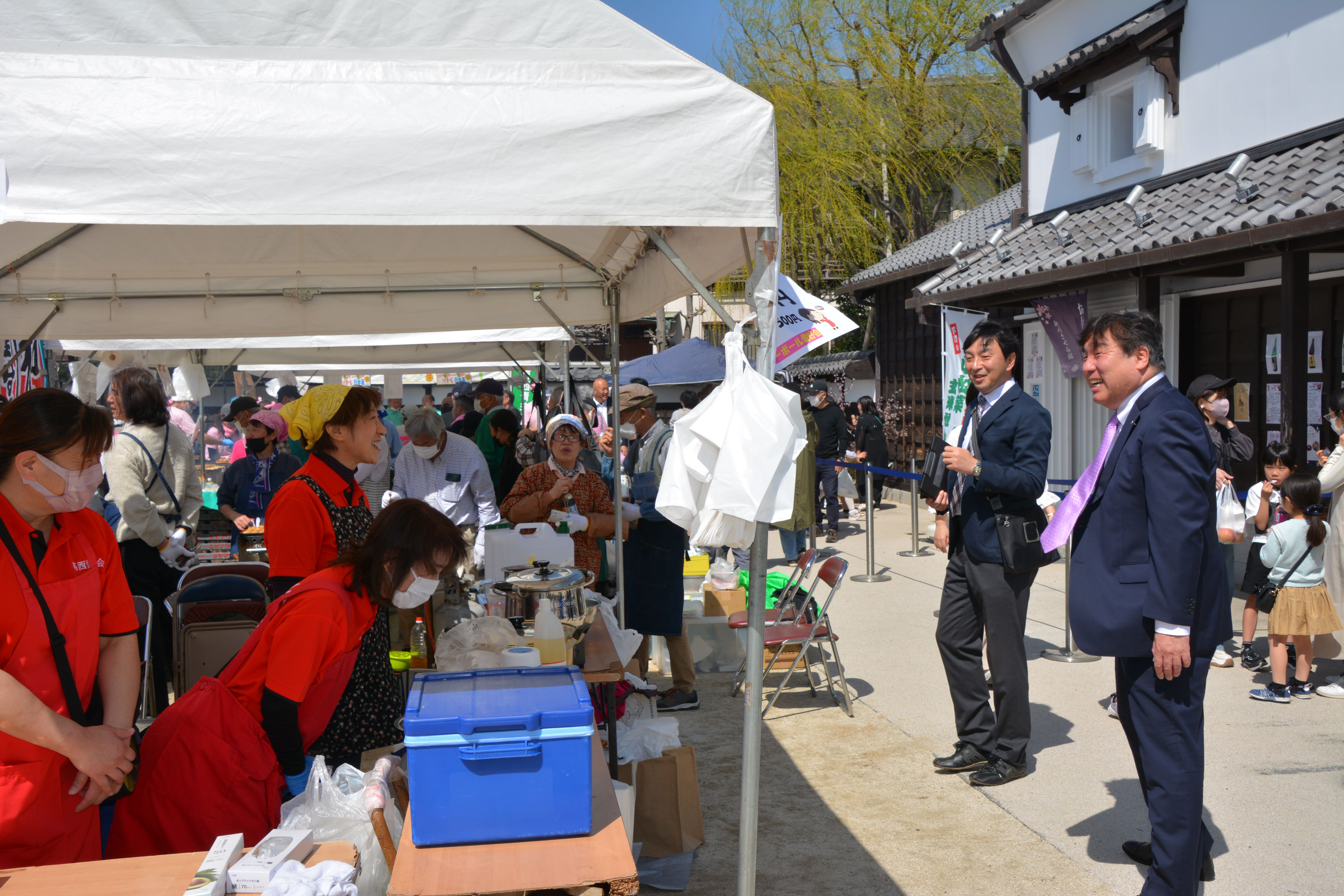 区長に挨拶する出店準備スタッフ