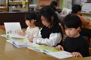 絵本を読む子どもたち