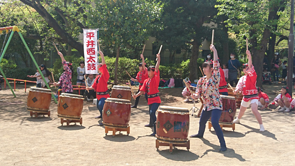 写真　平井西太鼓の演技