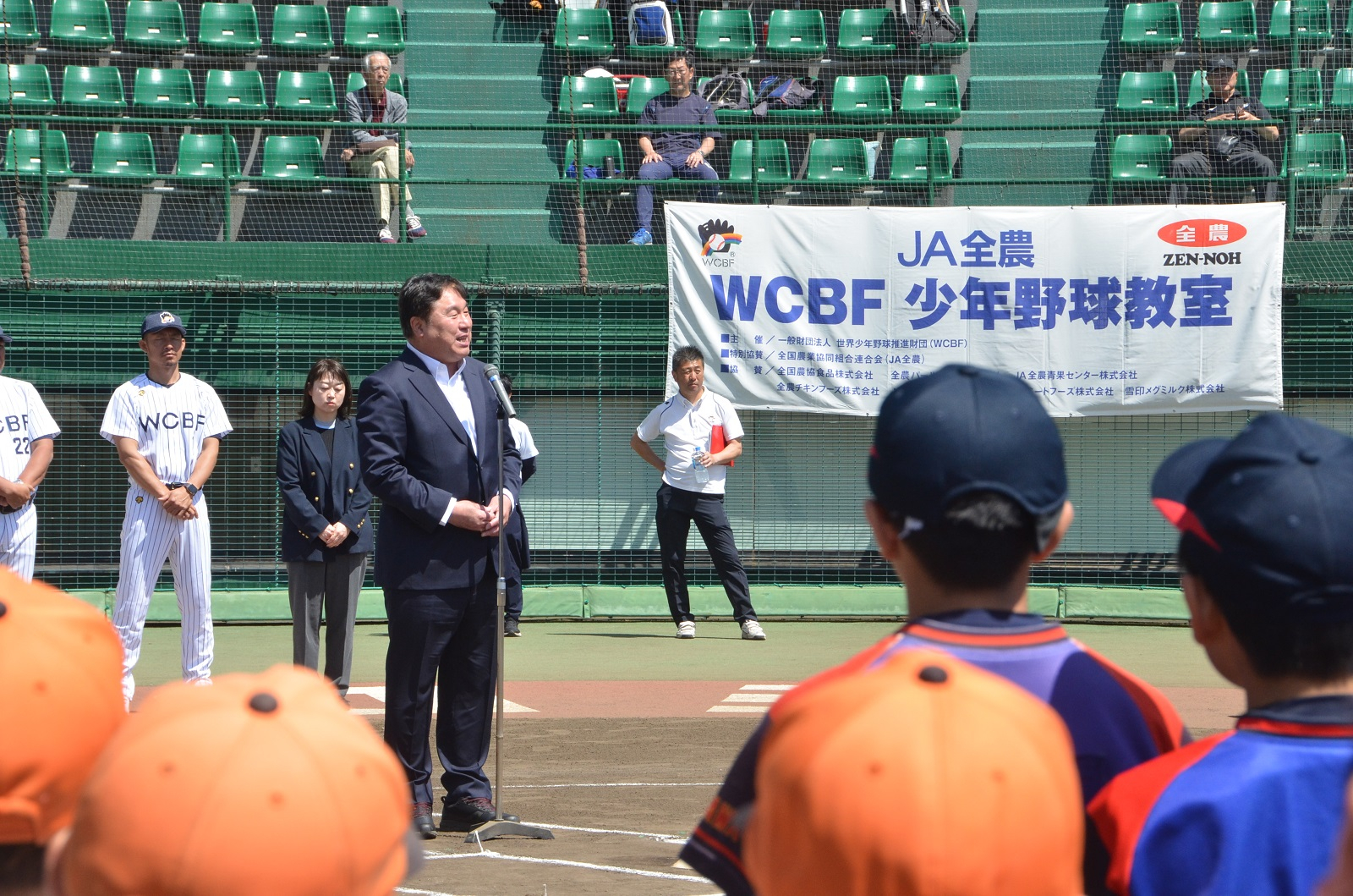 少年野球チームの子どもたちに挨拶する区長