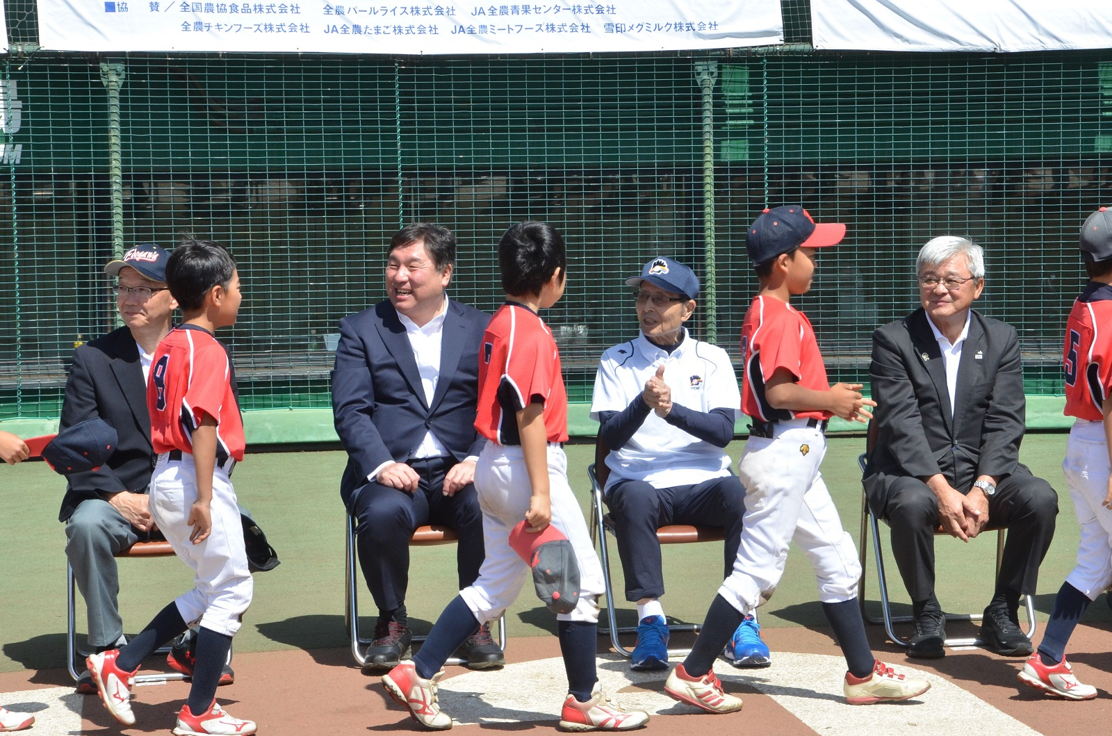 笑顔で子どもたちを送る区長