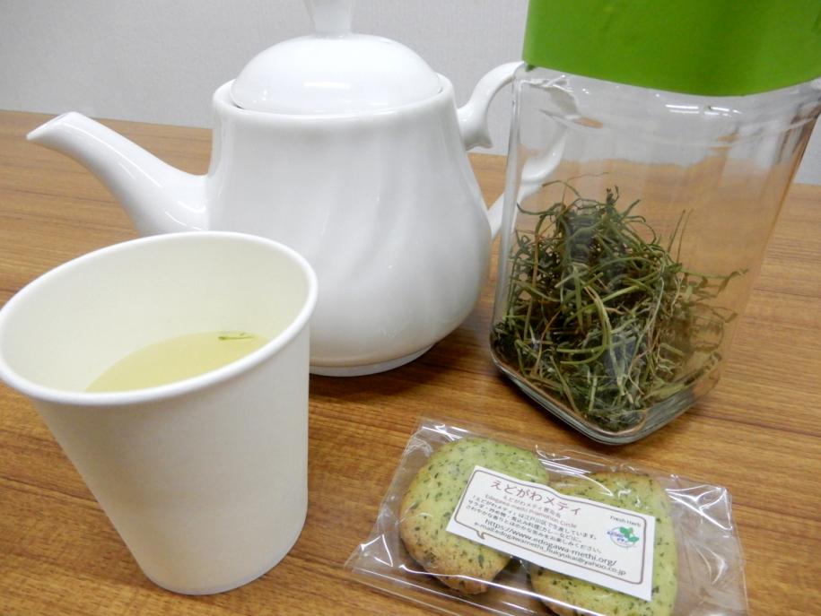 メティ入りクッキーとお茶