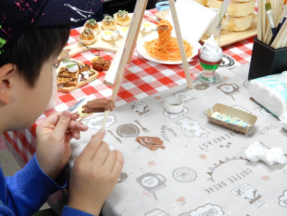 食品サンプルをつくる男の子