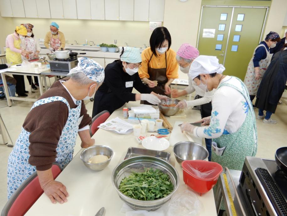 熱心に調理する参加者