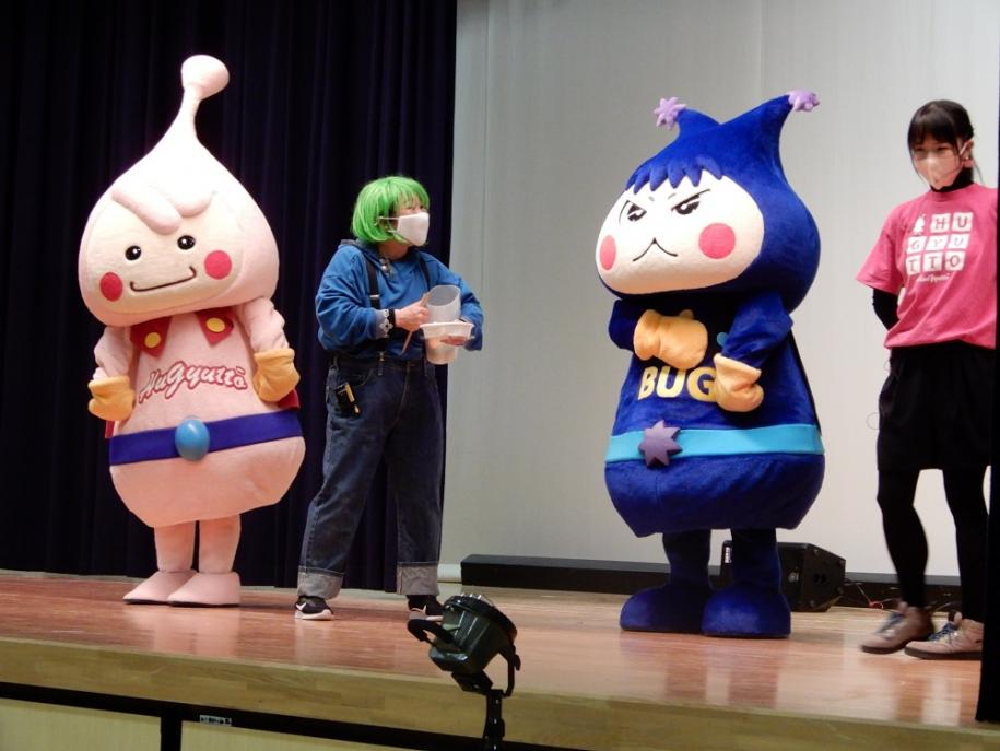 ステージに立つキャラクターたち