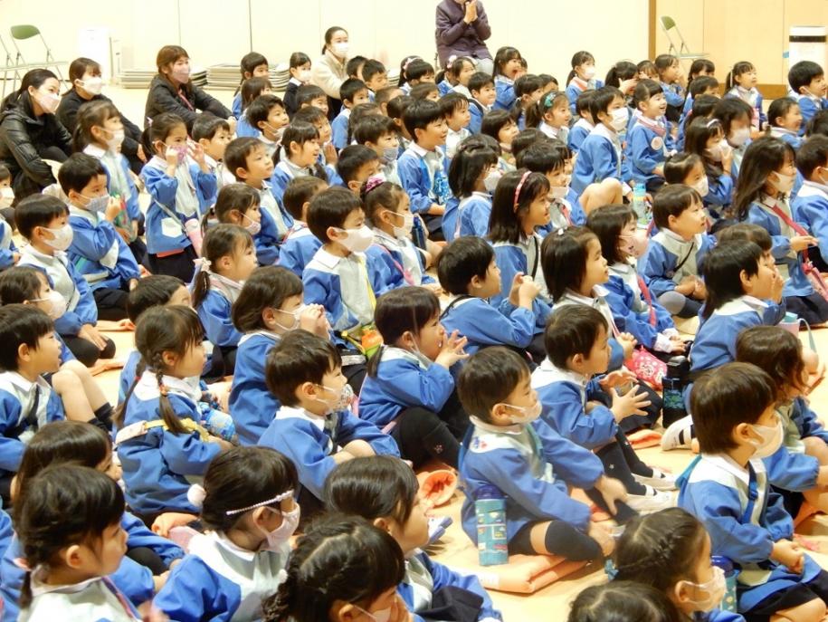 ステージを熱心に見つめる園児たち