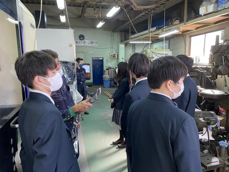 町工場を見学する生徒