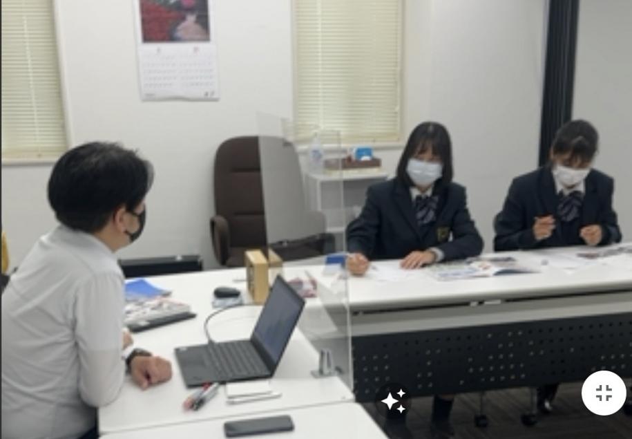 インタビューする生徒