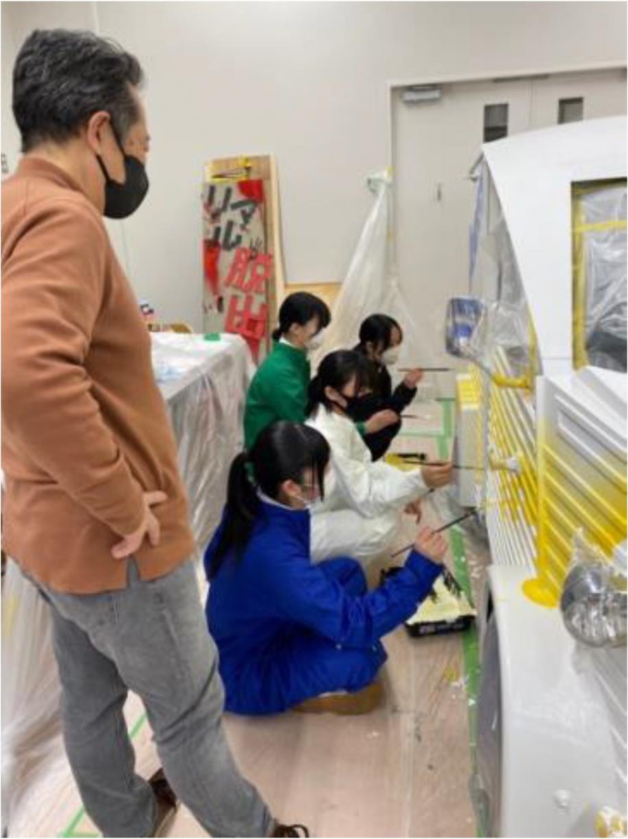 工場で制作する生徒