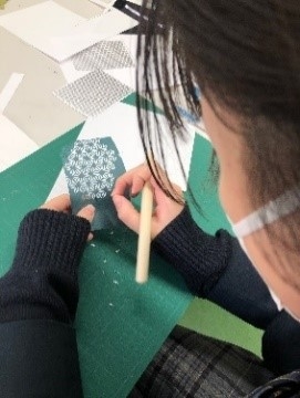 学生が作業しているシーン