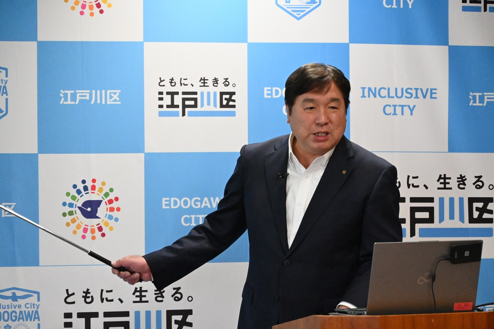 説明する区長