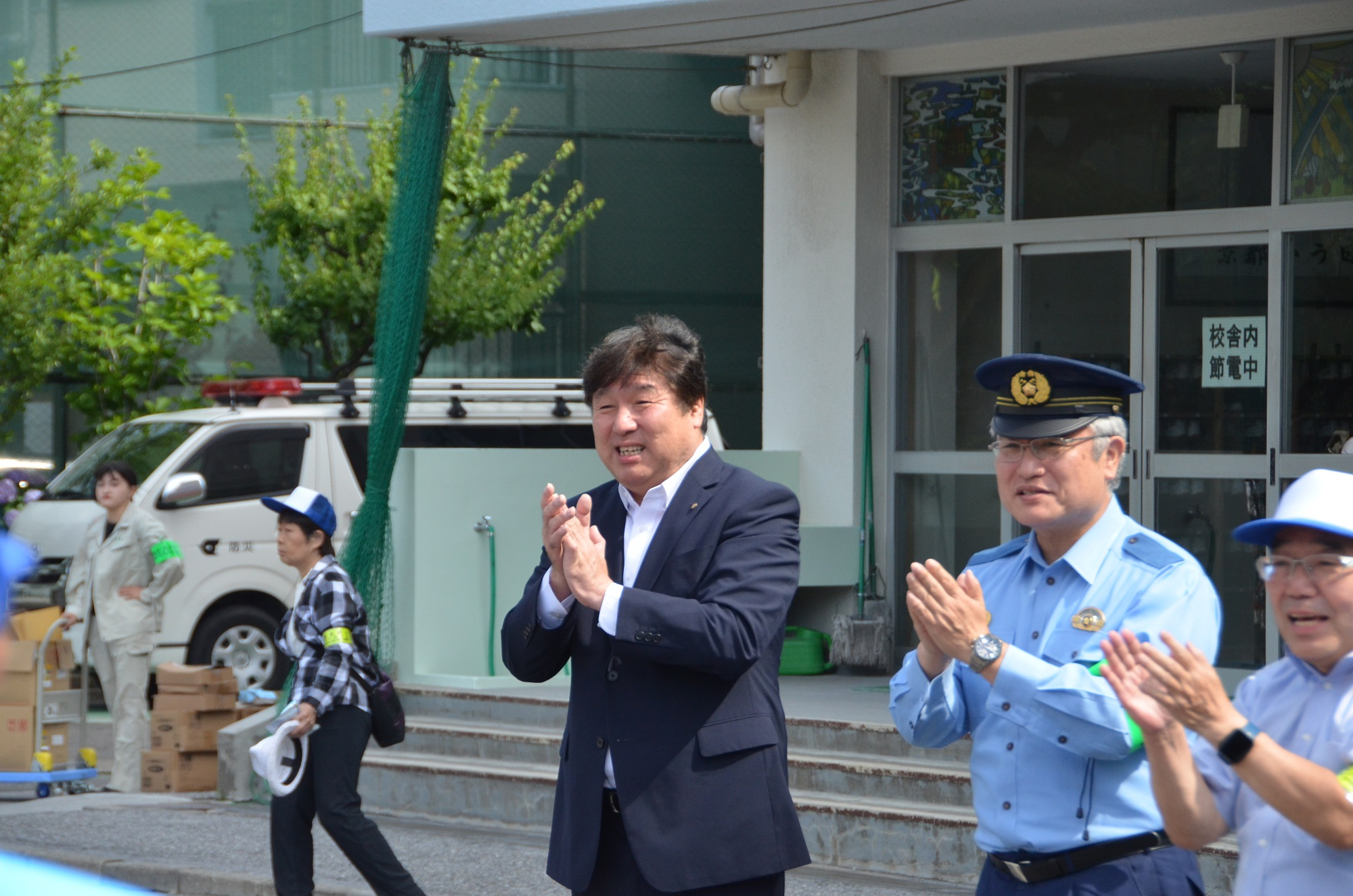 拍手する区長