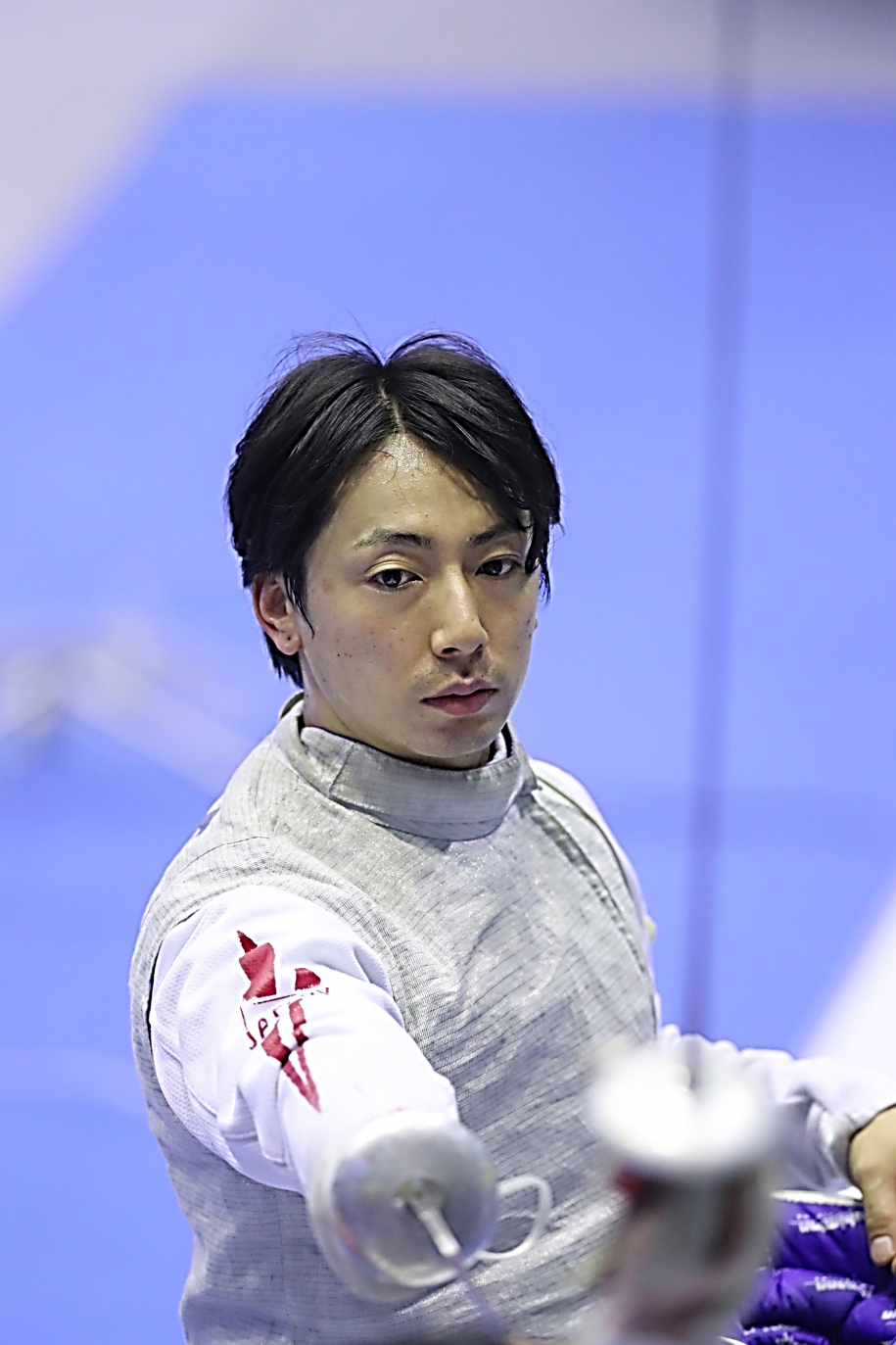 試合前に右腕を伸ばして突きの確認をする加納選手