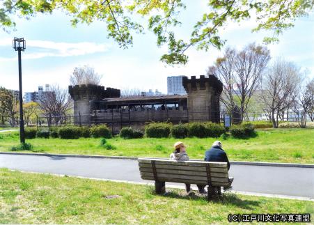 写真　新旧歴史を刻む小松川閘門1