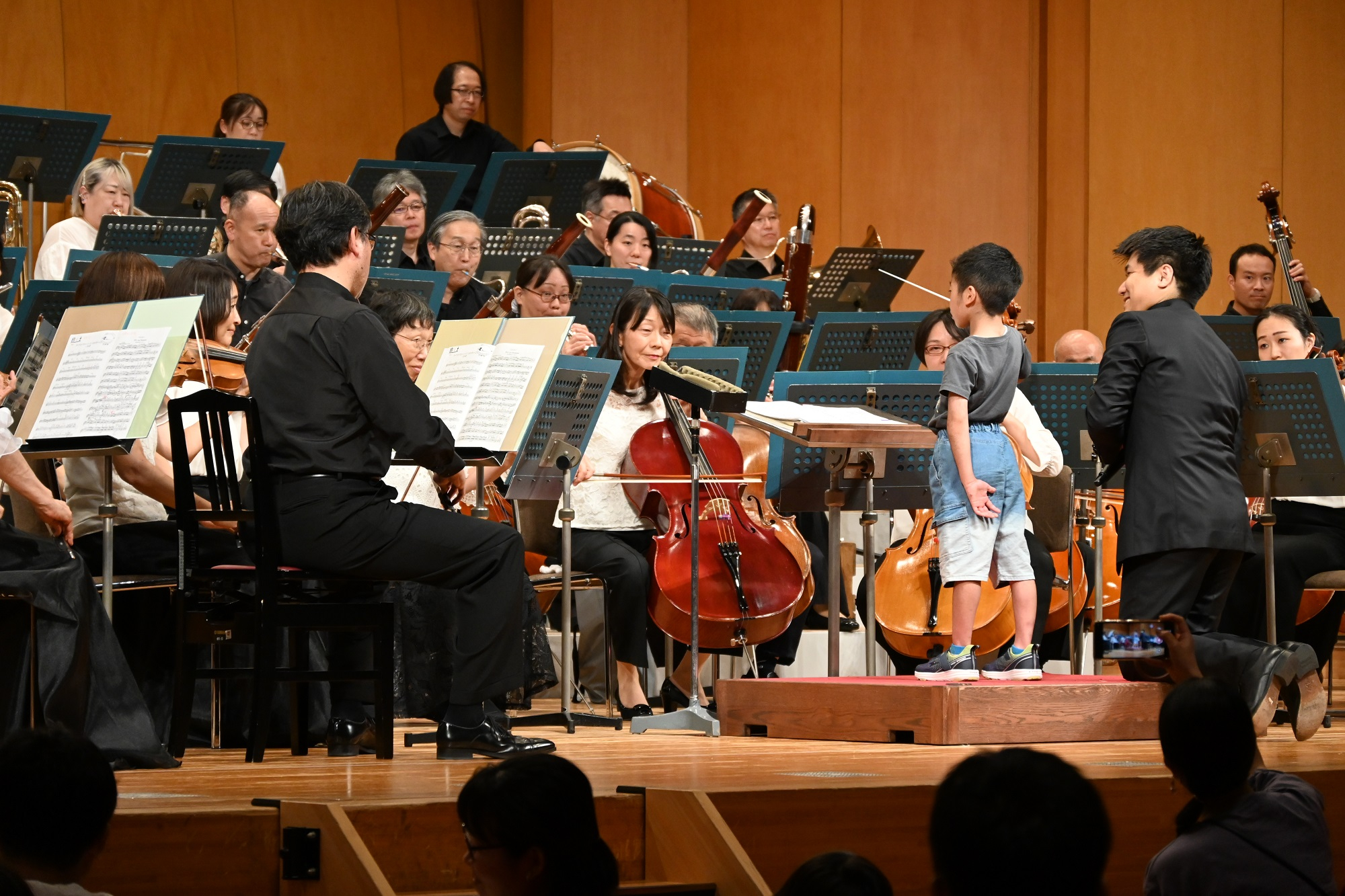 指揮に沿って演奏する演奏者の皆様