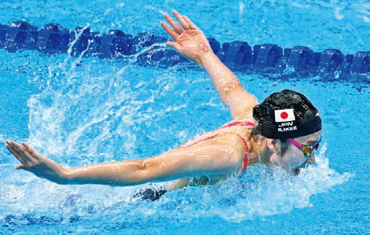泳ぐ池江選手
