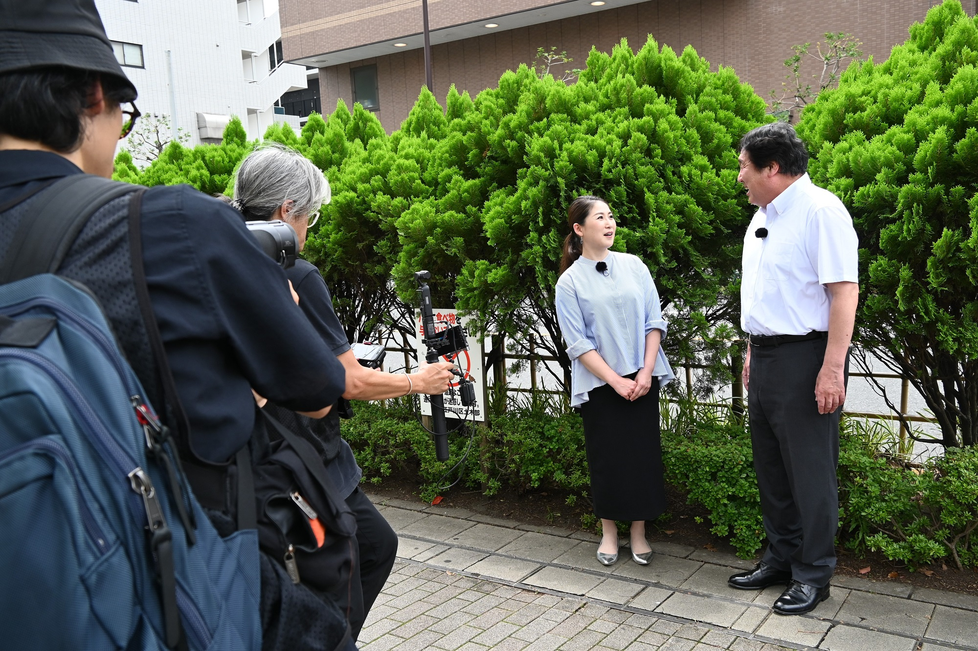 番組アナウンサーと談笑する区長