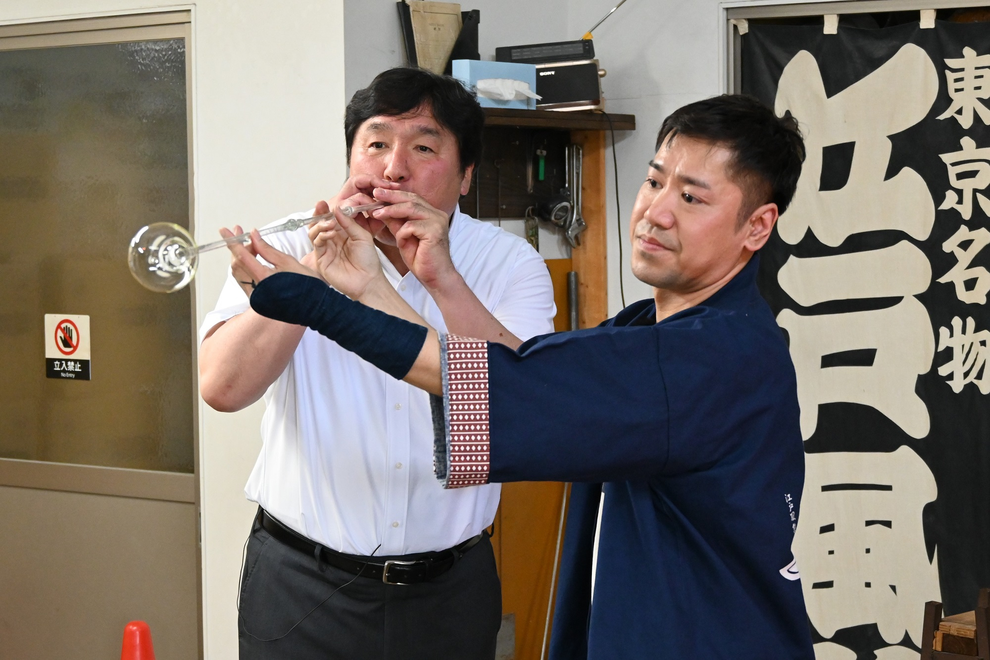 篠原風鈴本舗の工房で風鈴の吹き付け体験