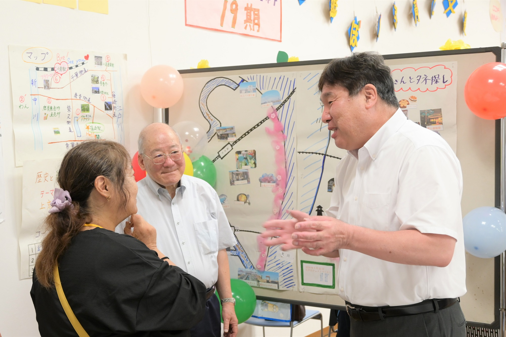 総合人生大学祭で学長と参加者と話す区長
