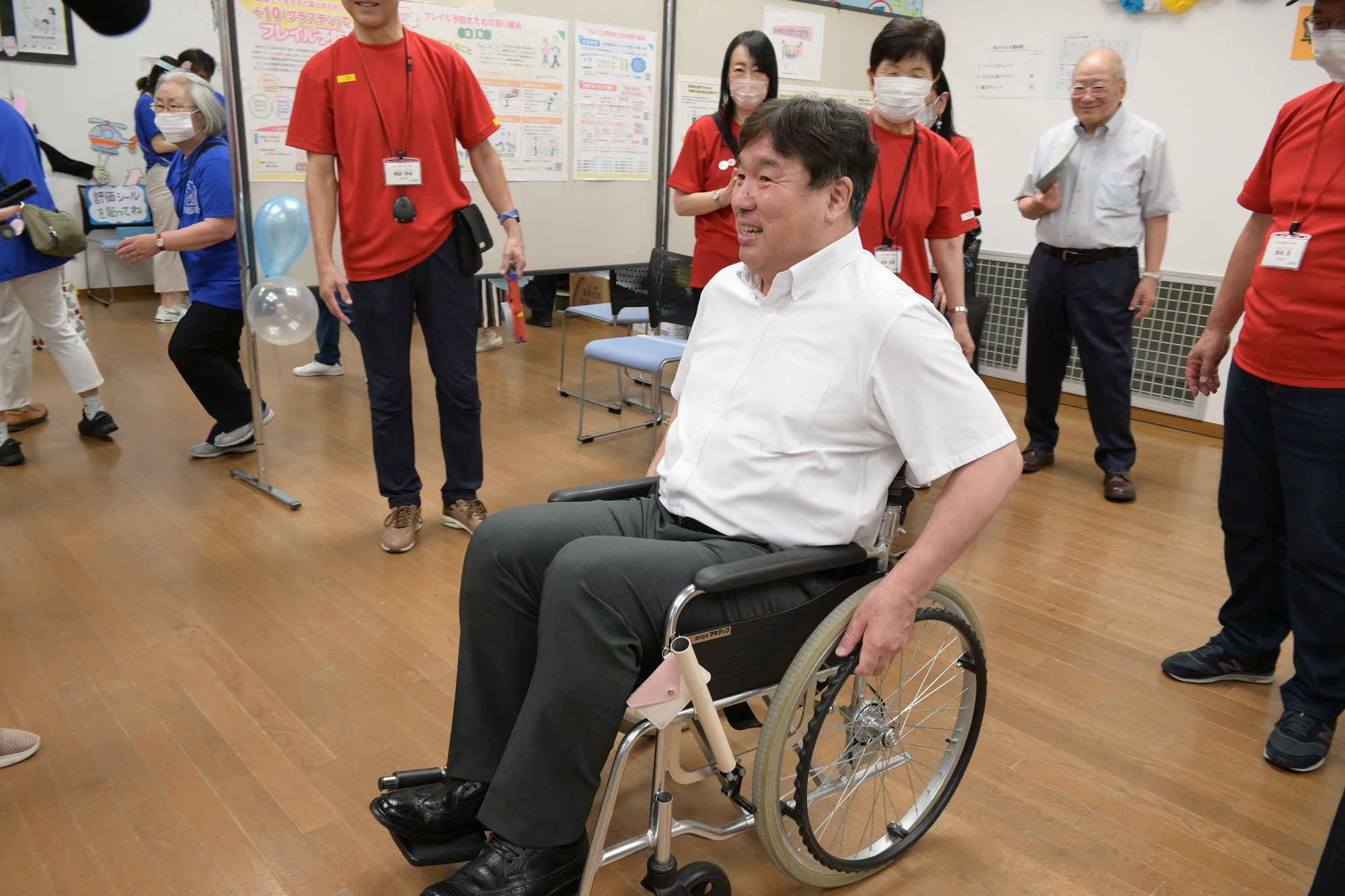 総合人生大学祭で車いす体験をする区長