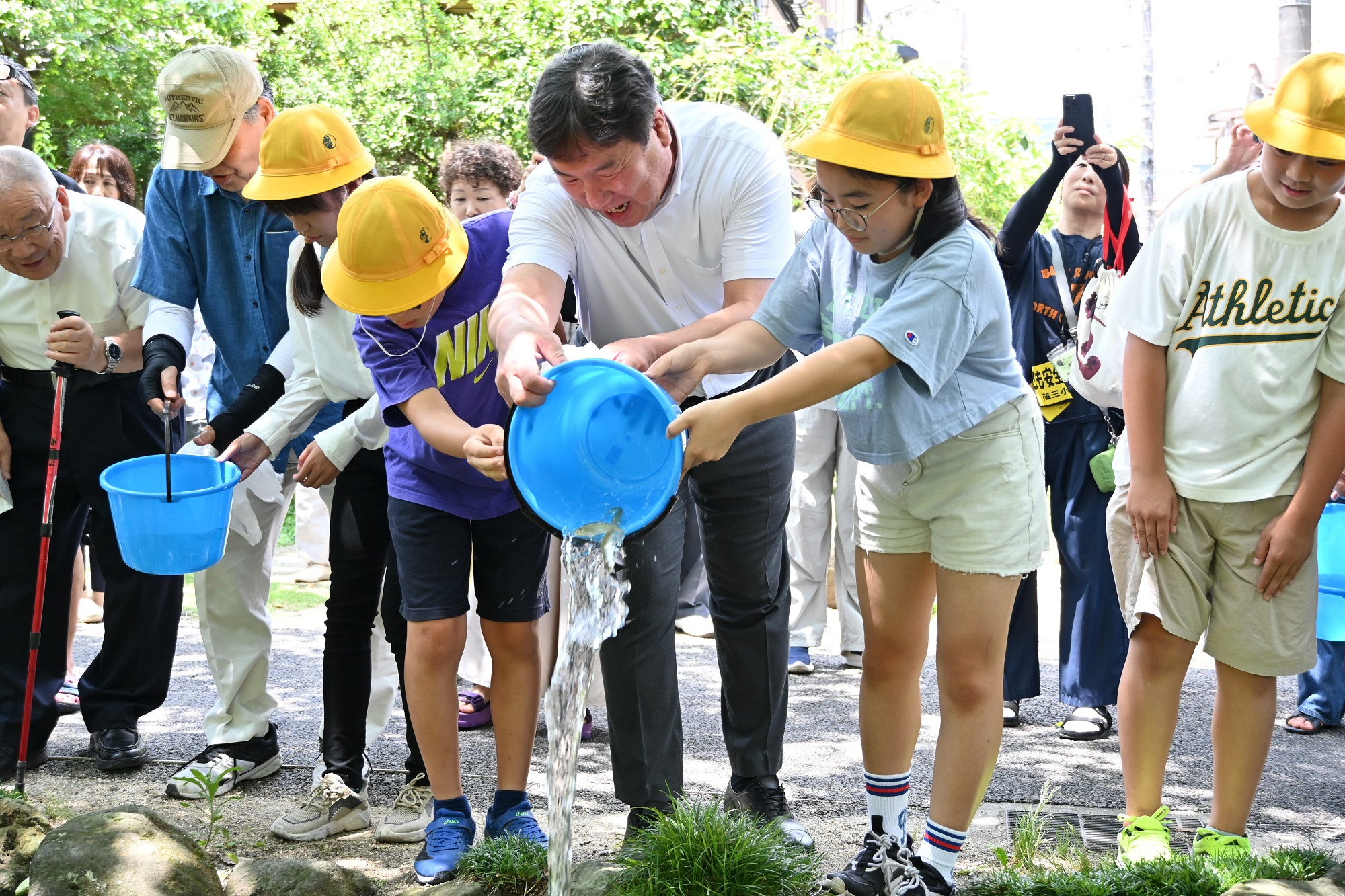 篠崎第三小学校の皆さまと川魚の放流を体験する区長